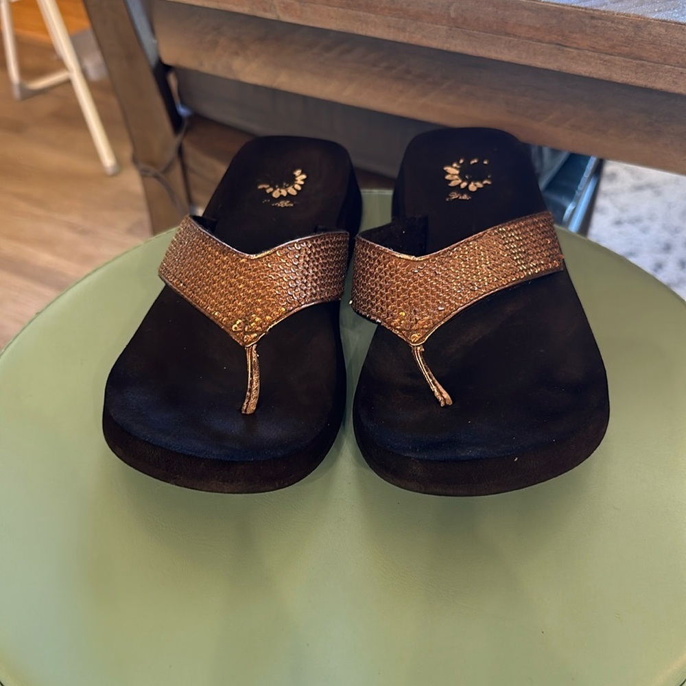 Yellow box bronze sequin used flip-flops size 7